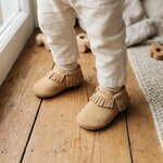 chaussons-bebe-cuir-souple-a-franges-nubuck-camel-portee-bebe-5
