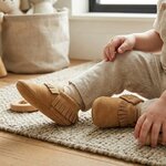 chaussons-bebe-cuir-souple-a-franges-nubuck-camel-portee-bebe-2