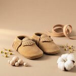 chaussons-bebe-cuir-souple-a-franges-nubuck-camel-mise-en-scene-nature-4