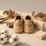 chaussons-bebe-cuir-souple-a-franges-nubuck-camel-mise-en-scene-atelier-3