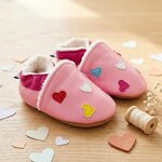 chaussons-bebe-cuir-souple-fourres-mini-coeurs-mise-en-scene-atelier-2