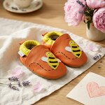 chaussons-bebe-cuir-souple-mireille-l-abeille-mise-en-scene-fleurs-2