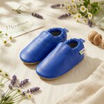 chaussons-bebe-cuir-souple-unis-bleu-electrique-mise-en-scene-fete-des-meres-2
