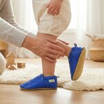 chaussons-bebe-cuir-souple-unis-bleu-electrique-avec-adulte-3
