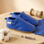 chaussons-bebe-cuir-souple-unis-bleu-electrique-mise-en-scene-atelier-5