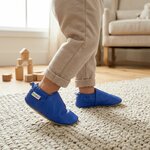 chaussons-bebe-cuir-souple-unis-bleu-electrique-portee-bebe-4