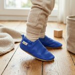 chaussons-bebe-cuir-souple-unis-bleu-electrique-portee-bebe-6
