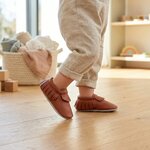 chaussons-bebe-cuir-souple-a-franges-uni-brun-portee-bebe-2