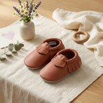 chaussons-bebe-cuir-souple-a-franges-uni-brun-mise-en-scene-fleurs-5