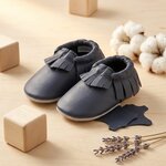chaussons-bebe-cuir-souple-a-franges-uni-bleu-navy-mise-en-scene-atelier-5