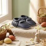 chaussons-bebe-cuir-souple-a-franges-uni-bleu-navy-mise-en-scene-paques-6