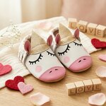 chaussons-bebe-cuir-souple-fourres-princesse-licorne-mise-en-scene-coeurs-3