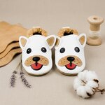 chaussons-bebe-cuir-souple-georges-le-bouledogue-mise-en-scene-atelier-6