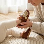 chaussons-bebe-cuir-souple-coco-le-singe-avec-adulte-5