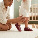 chaussons-bebe-cuir-souple-ouverts-bordeaux-avec-adulte-5