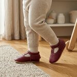 chaussons-bebe-cuir-souple-ouverts-bordeaux-portee-bebe-entier-3