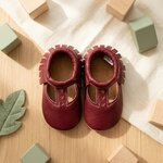 chaussons-bebe-cuir-souple-ouverts-bordeaux-mise-en-scene-jouets-6