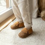 chaussons-bebe-cuir-souple-a-franges-nubuck-leopard-portee-bebe-3
