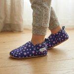 chaussons-bebe-cuir-souple-imprime-etoiles-mauves-portee-bebe-3