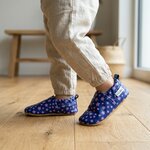 chaussons-bebe-cuir-souple-imprime-etoiles-mauves-portee-bebe-2