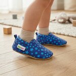 chaussons-bebe-cuir-souple-imprime-etoiles-bleues-portee-bebe-4