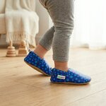 chaussons-bebe-cuir-souple-imprime-etoiles-bleues-portee-bebe-2