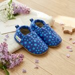 chaussons-bebe-cuir-souple-imprime-etoiles-bleues-mise-en-scene-fete-des-meres-5