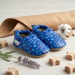 chaussons-bebe-cuir-souple-imprime-etoiles-bleues-mise-en-scene-atelier-3