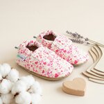 chaussons-bebe-cuir-souple-imprime-coeurs-mise-en-scene-atelier-6