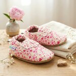 chaussons-bebe-cuir-souple-imprime-coeurs-mise-en-scene-fleurs-2