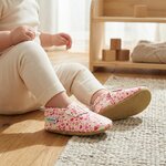 chaussons-bebe-cuir-souple-imprime-coeurs-portee-bebe-3