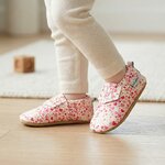 chaussons-bebe-cuir-souple-imprime-coeurs-portee-bebe-5