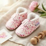 chaussons-bebe-cuir-souple-fourres-imprime-coeurs-mise-en-scene-fleurs-6