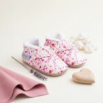 chaussons-bebe-cuir-souple-fourres-imprime-coeurs-mise-en-scene-atelier-3