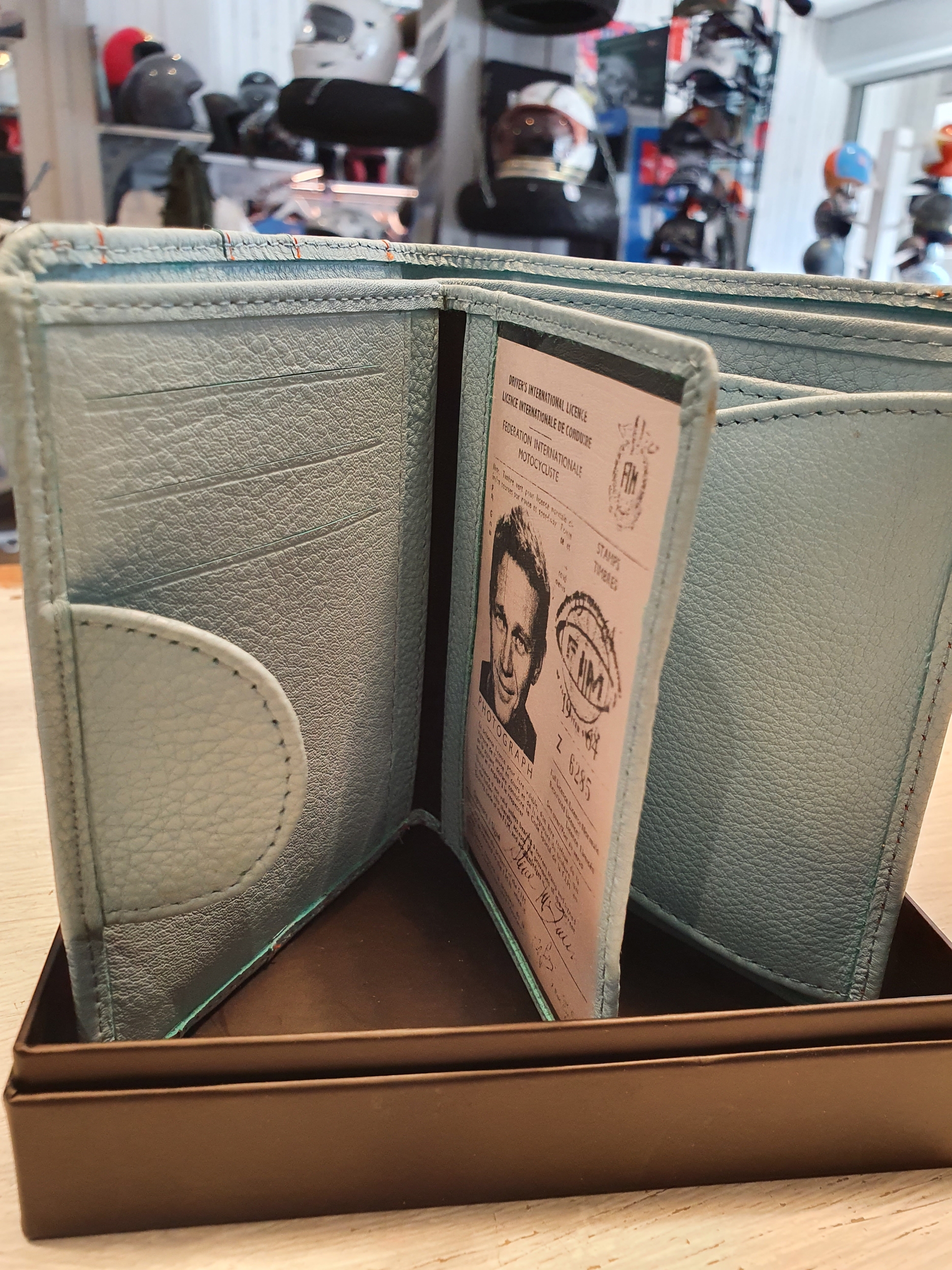 GPO Wallet contrast lightblue 3