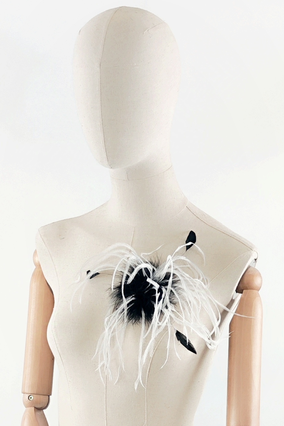 broche accessoire plume autruche coq noir et blanc