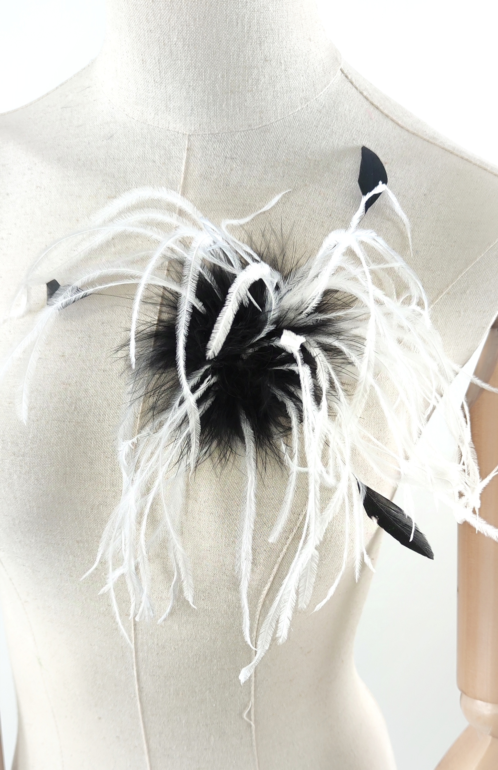 broche accessoire plume autruche coq blanc noir