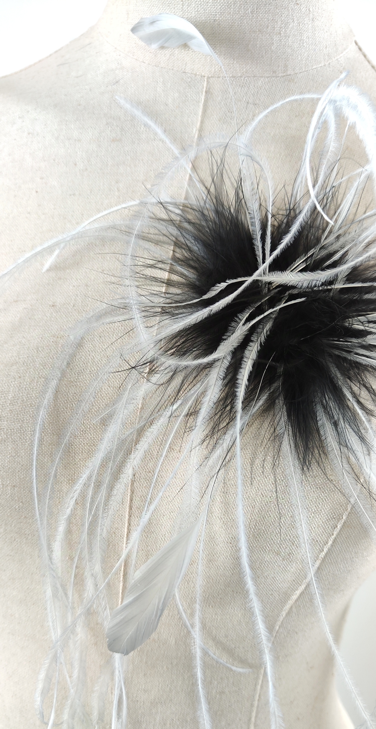 broche accessoire plume autruche coq noir gris