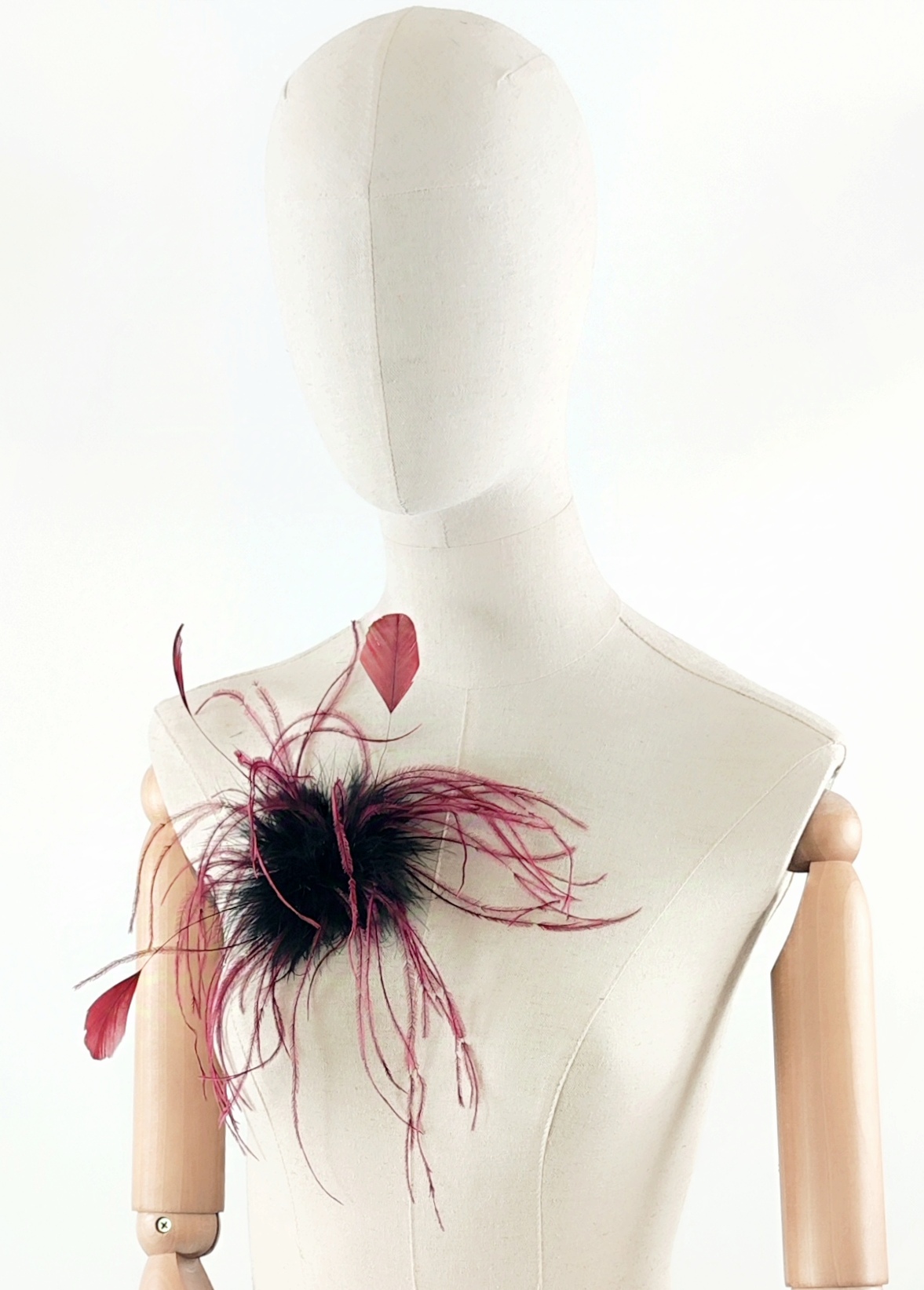broche accessoire plume autruche coq noir et prune