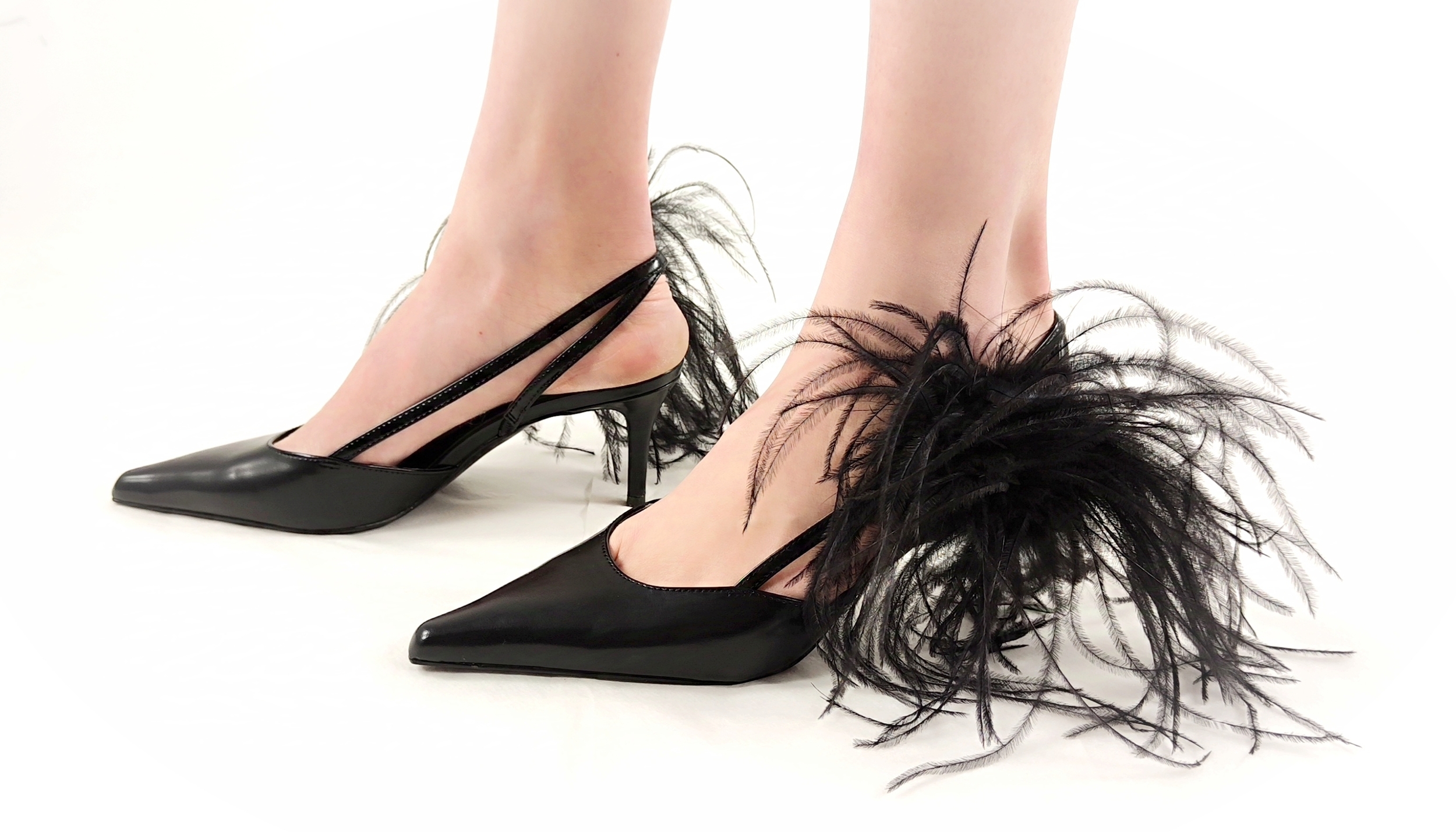 broche plume pompon noir