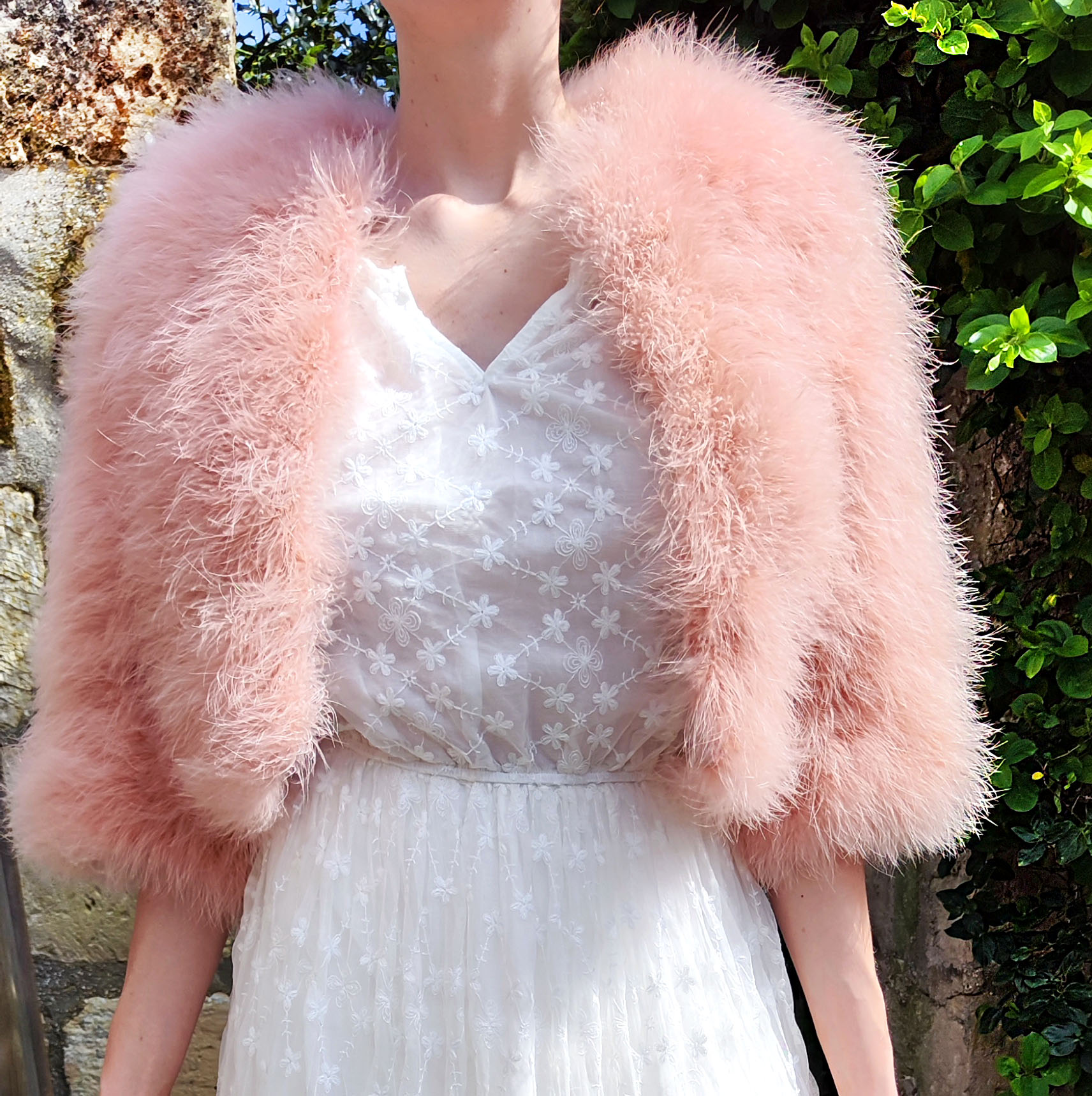 boléro plume rose de qualité