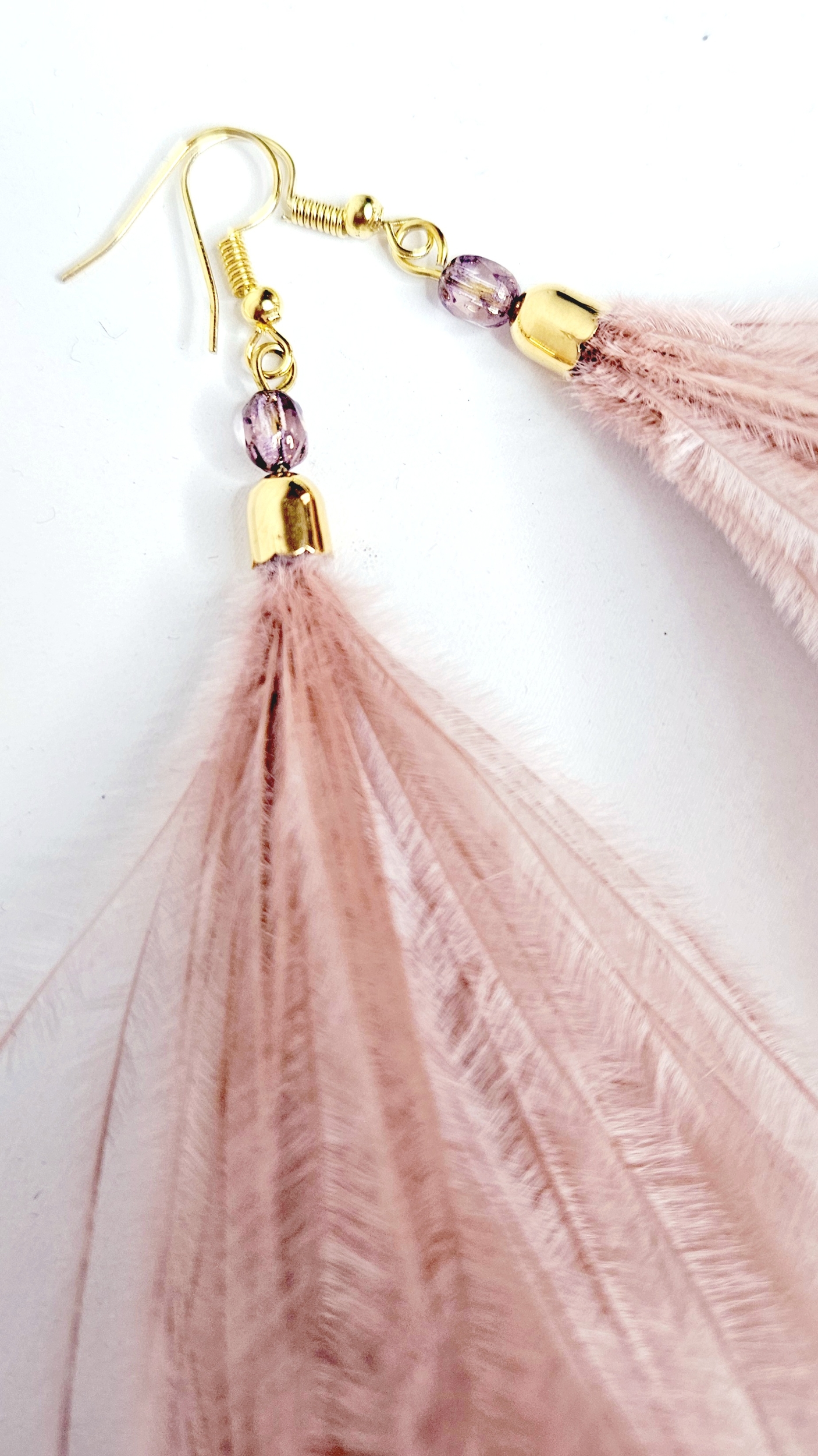 Boucles d’oreilles pendantes en plumes  perle - rose poudré