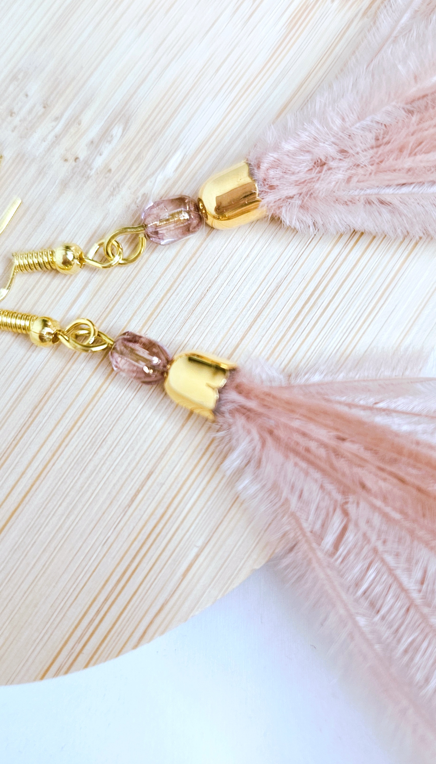 Boucles d’oreilles pendantes en plumes  perle - rose poudré 43