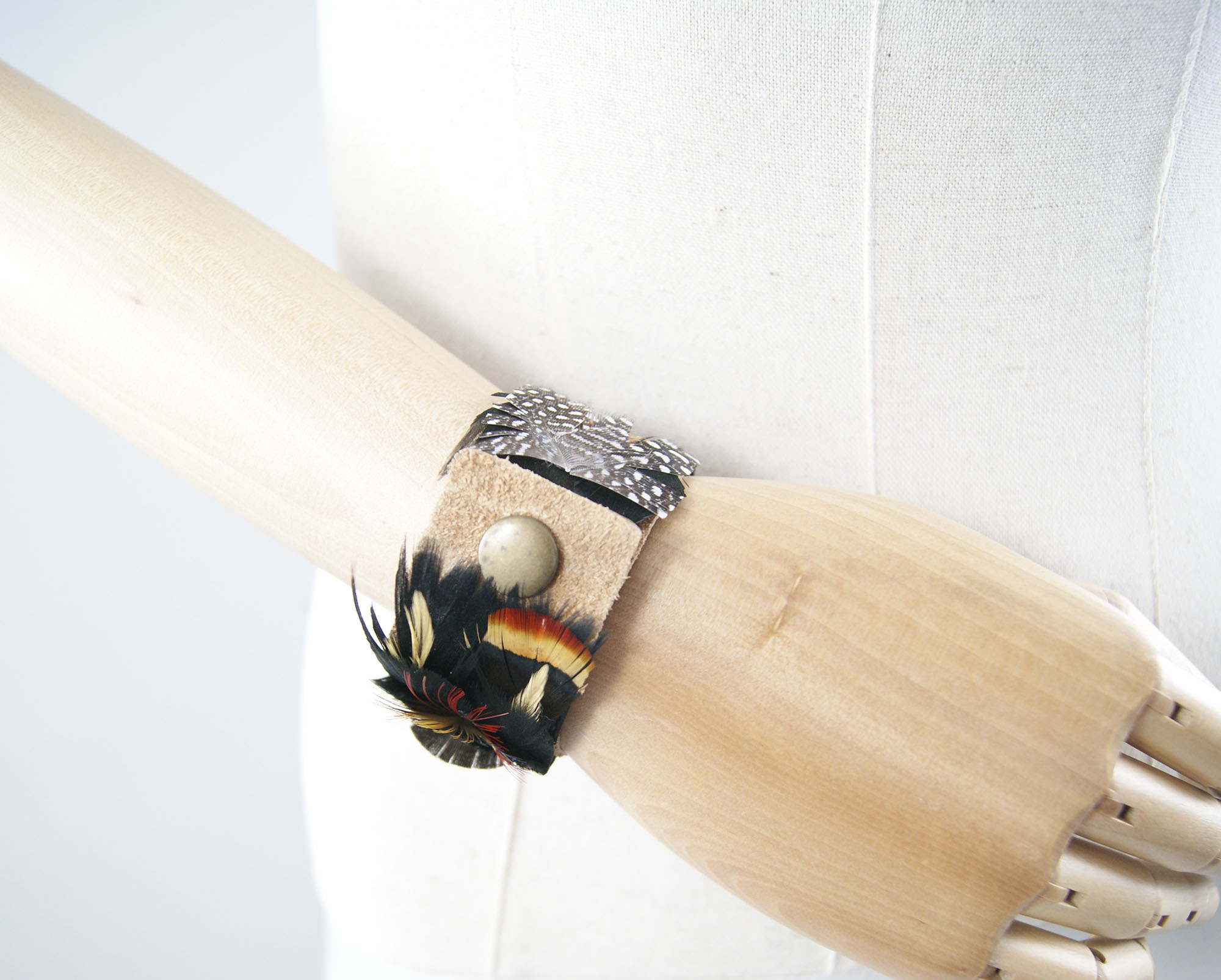 bracelet plume sur cuir