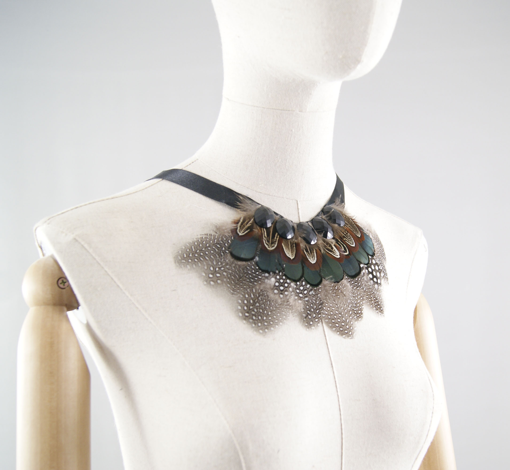 collier plastron plume satin