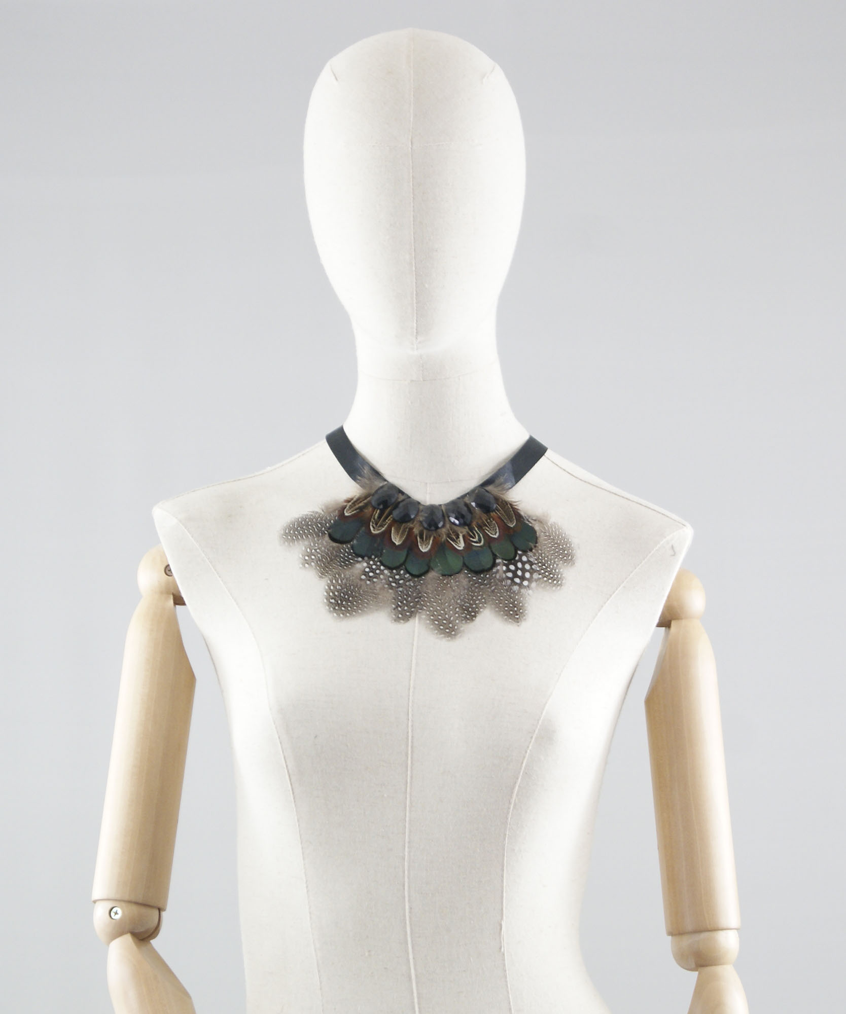 collier plastron plume faisan pintade