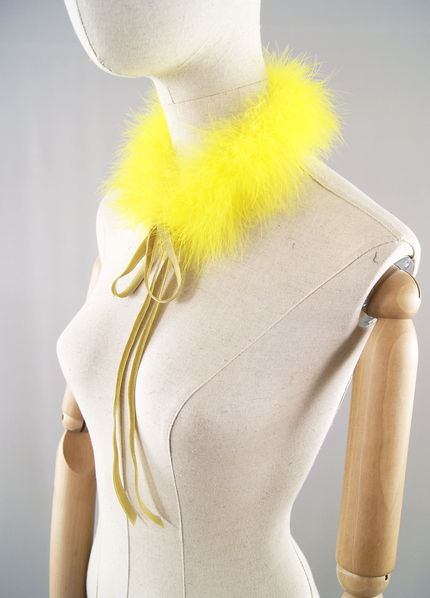 tour de cou en plume jaune