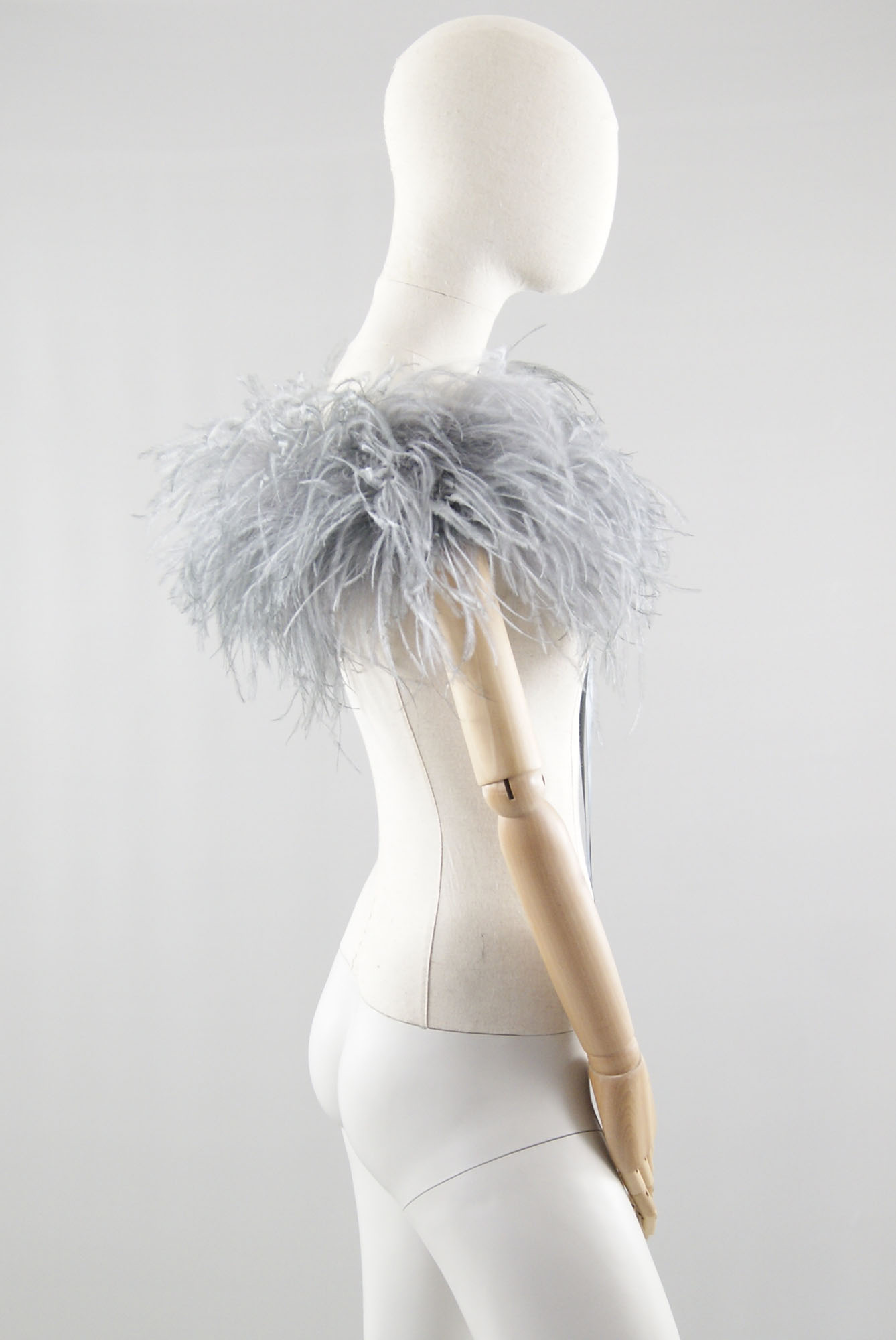 cape plume mariage gris