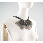 collier plastron plume satin
