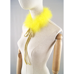 tour de cou en plume jaune